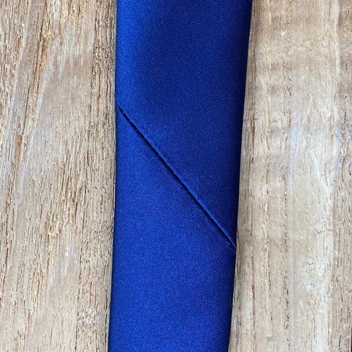ozie|オジエ　ネクタイの縫い目の線